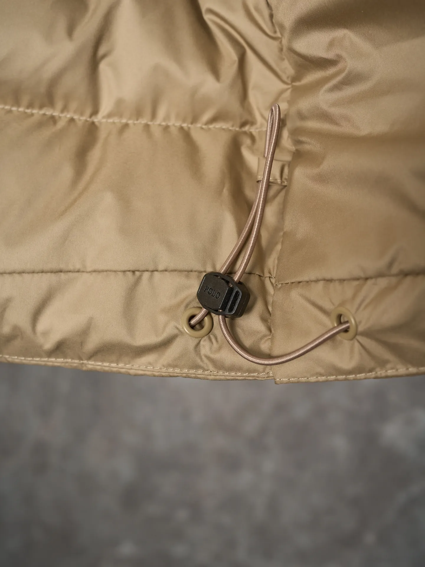 P900 Actual hanging auction】Ralph Lauren/Ralph Lauren pony logo embroidered ribs lightweight down jacket [Ready stock] S M L XL high-quality filling: 90 white duck down is selected, weighing 260g, ensuring excellent thermal insulation performance. After strict screening and processing, the velvet is not easy to drill, ensuring durability. The nylon fabric has good windproof and waterproof properties, which can effectively block the intrusion of wind and rain from the outside. It keeps the interior dry and is suitable for wearing in humid or rainy environments.  The red label on the chest is made with an imported MECLO embroidery machine. The original pattern is scanned first, and then high-quality silk thread is used to make a pattern. The density effect is adjusted by continuous pattern making.  Exquisite details: the zipper design is simple and elegant, easy to operate; the closing design of the cuffs and hem effectively prevents the intrusion of cold wind, improving the warmth and comfort of wearing.  All the hangtags, wash marks, air holes, and four-button buttons are all custom-made using original one-to-one molds.